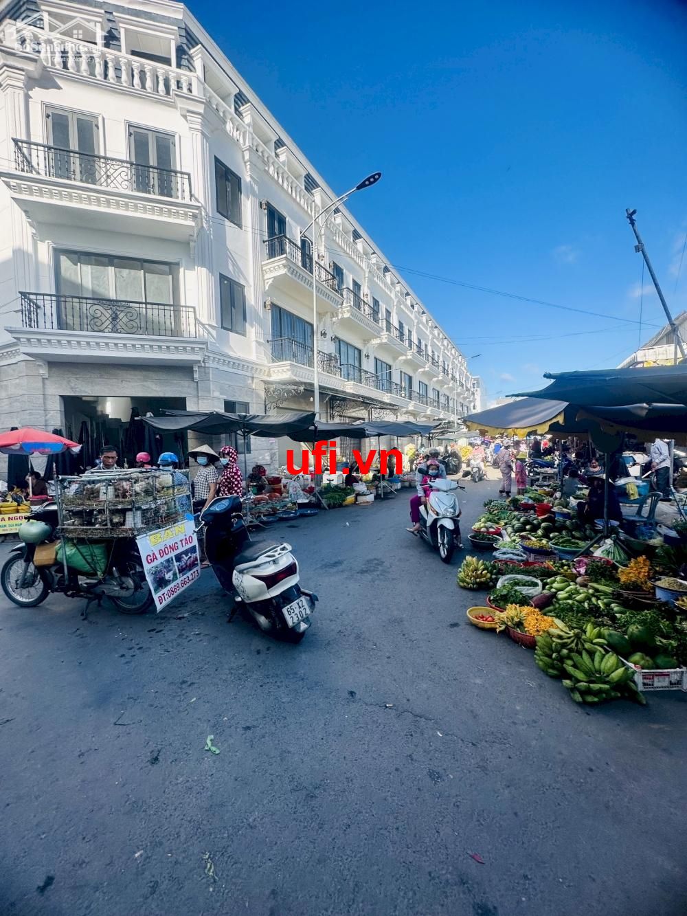 "Bán nhà mới mặt tiền kinh doanh ngay chợ"